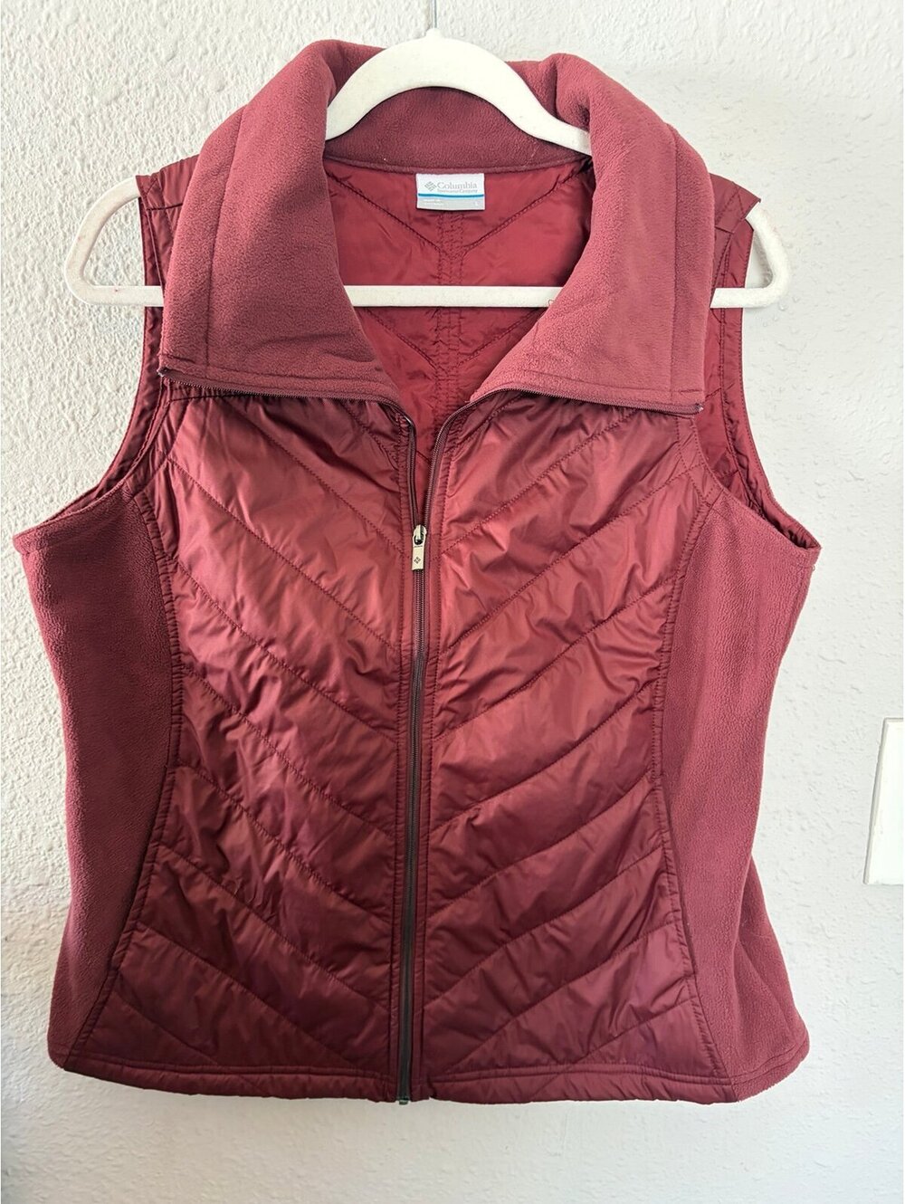 Columbia maroon thin vest size L
